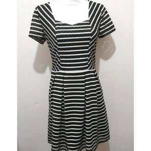 🦓🖤ADORABLE🖤🦓Alya Dress SZ Medium B&W stripped square neckline short sleeves